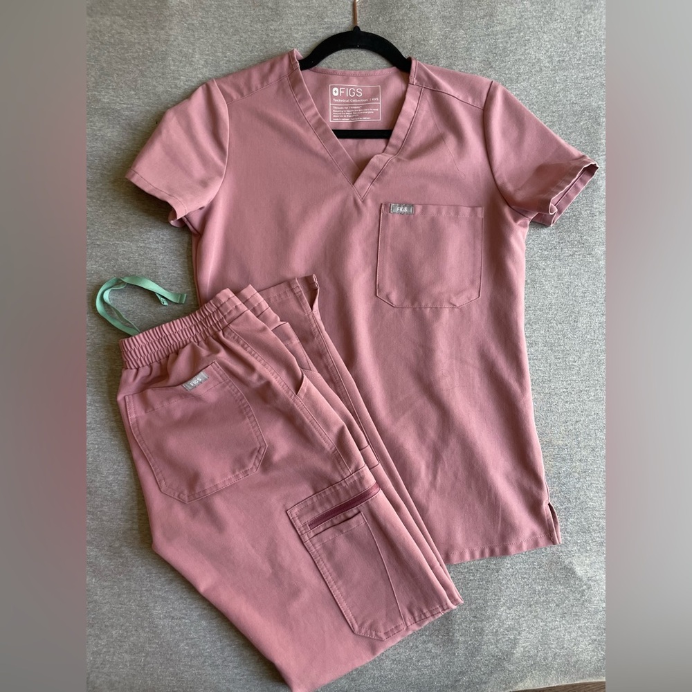 FIGS Catarina Scrub Top / Yola Skinny Scrub Pants